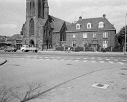 856888 Gezicht op de St.- Ludgeruskerk (Amsterdamsestraatweg 575) te Utrecht, met rechts de pastorie.
